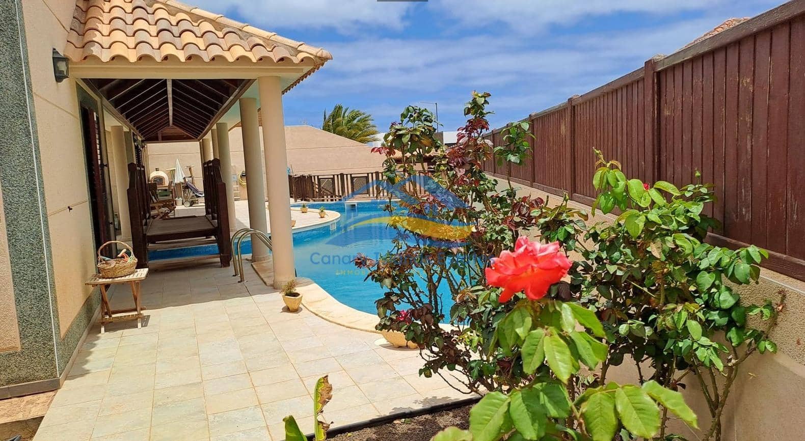 4 bedroom Villa for sale in Puerto del Rosario with pool garage - € 790,000 (Ref: 9885031)
