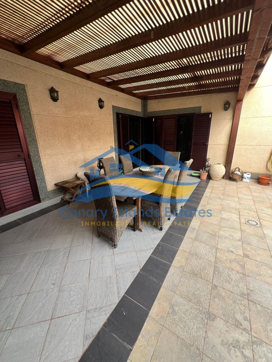 4 bedroom Villa for sale in Puerto del Rosario with pool garage - € 790,000 (Ref: 9885031)