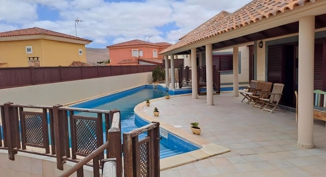 4 chambre Villa/Maison à vendre à Puerto del Rosario avec piscine garage - 725 000 € (Ref: 9885031)