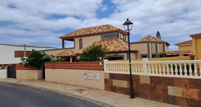 4 chambre Villa/Maison à vendre à Puerto del Rosario avec piscine garage - 725 000 € (Ref: 9885031)