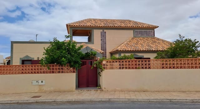 4 chambre Villa/Maison à vendre à Puerto del Rosario avec piscine garage - 725 000 € (Ref: 9885031)