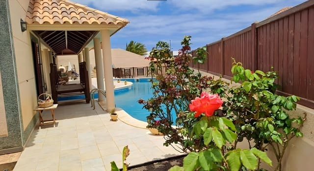 4 chambre Villa/Maison à vendre à Puerto del Rosario avec piscine garage - 725 000 € (Ref: 9885031)