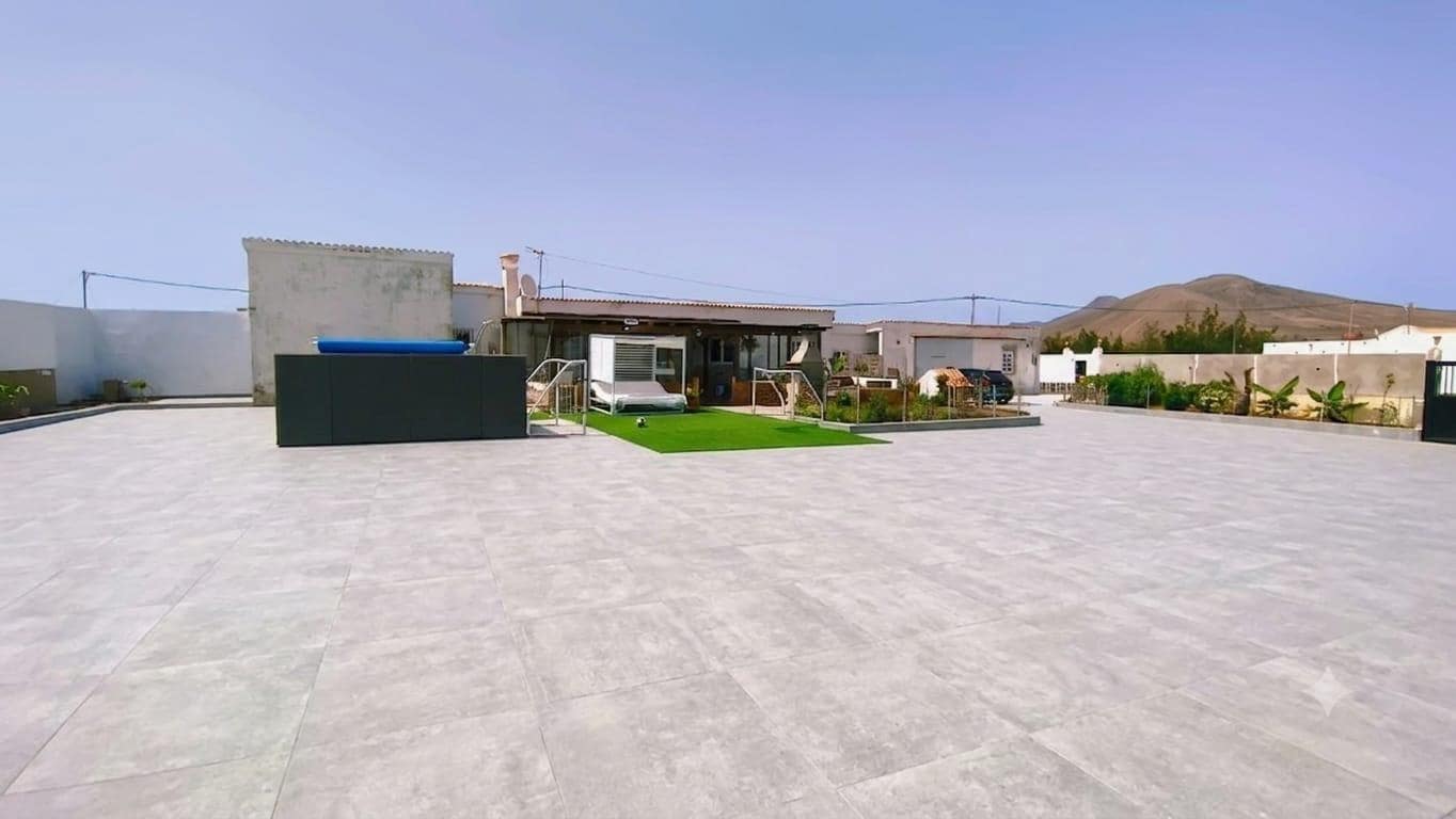 3 soverom Villa til salgs i Puerto del Rosario med svømmebasseng garasje - € 495 000 (Ref: 9970790)
