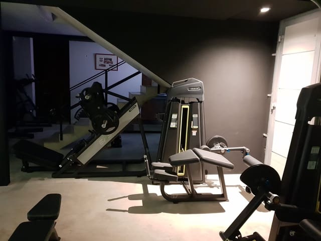 4 sypialnia Willa na sprzedaż w Benidorm z basenem garażem - 4 500 000 € (Ref: 8433035)