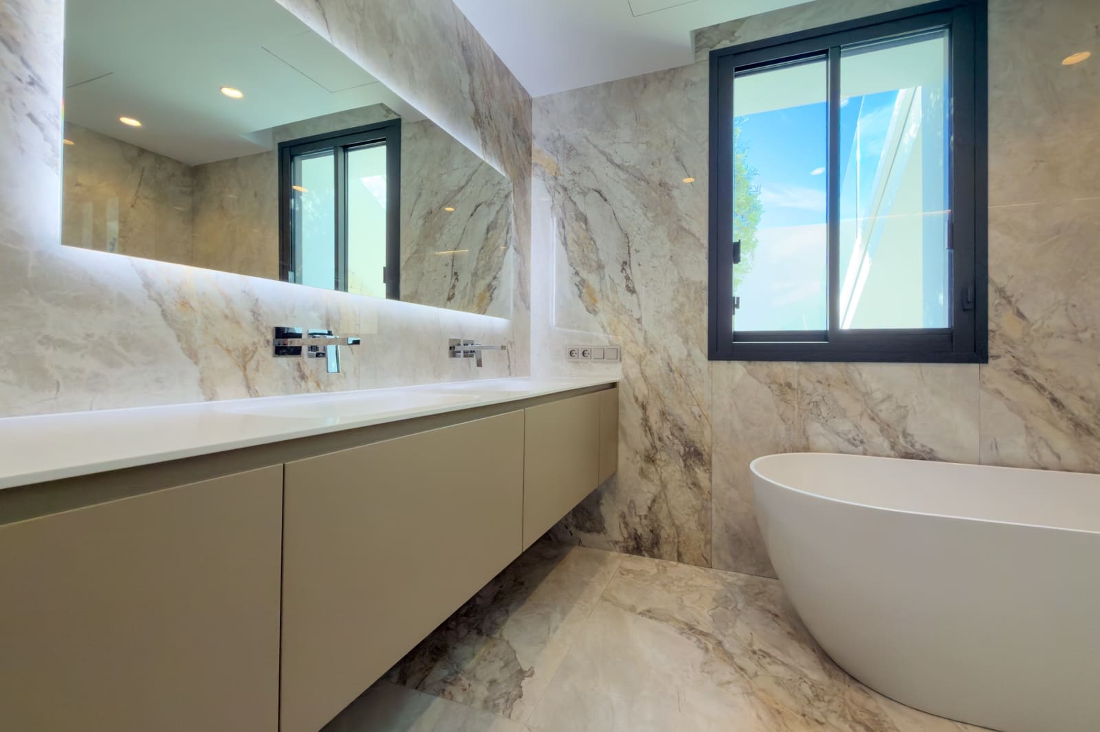 6 makuuhuone Huvila myytävänä paikassa Benissa mukana uima-altaan 
autotalli - 4 000 000 € (Ref: 9489755)