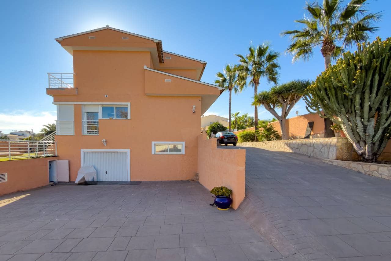 4 bedroom Villa for sale in Calpe / Calp with pool garage - € 750,000 (Ref: 9733680)