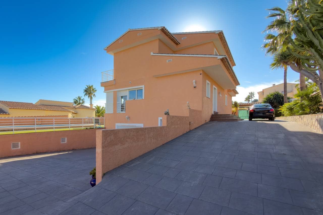 4 bedroom Villa for sale in Calpe / Calp with pool garage - € 750,000 (Ref: 9733680)