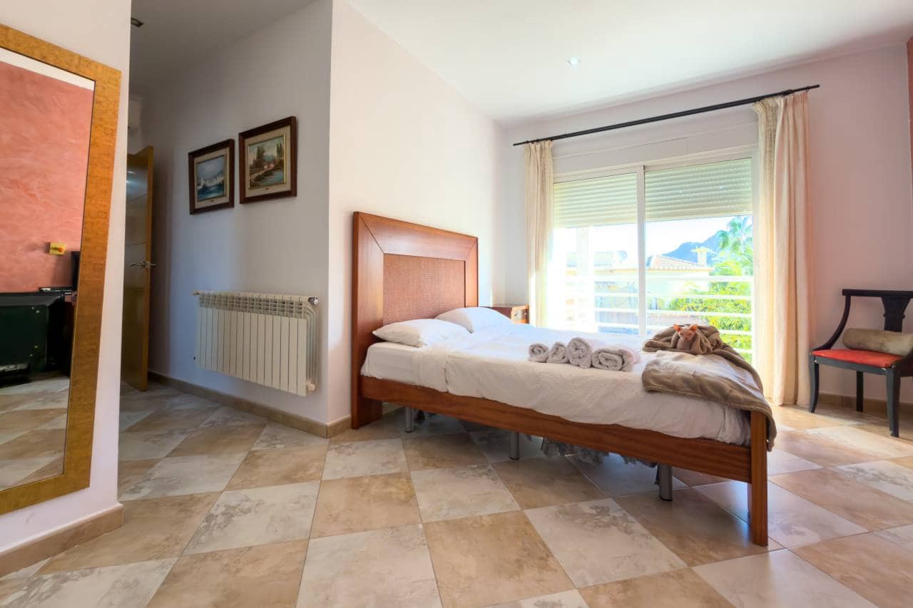 4 bedroom Villa for sale in Calpe / Calp with pool garage - € 750,000 (Ref: 9733680)