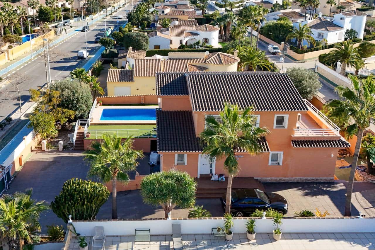 4 bedroom Villa for sale in Calpe / Calp with pool garage - € 750,000 (Ref: 9733680)