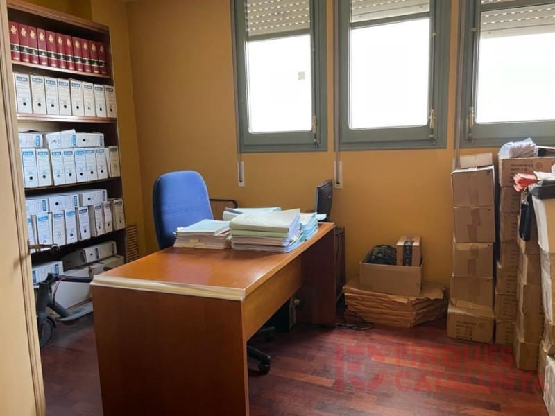 9 bedroom Office for sale in Girona city with garage - € 495,000 (Ref: 9433522)