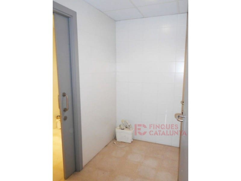 Kommersiell till salu i Girona stad med garage - 185 000 € (Ref: 9433523)