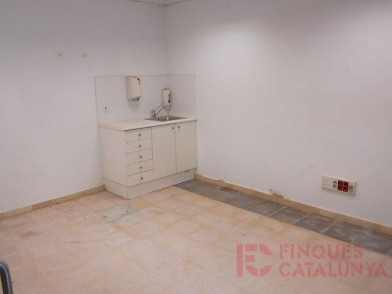 Kommersiell till salu i Girona stad med garage - 185 000 € (Ref: 9433523)