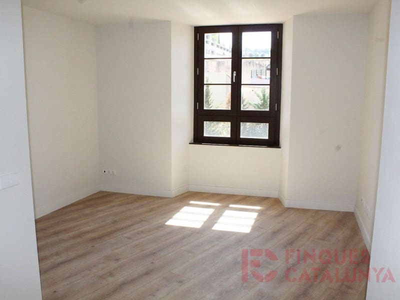 2 bedroom Flat for sale in Girona city with garage - € 467,250 (Ref: 9433535)