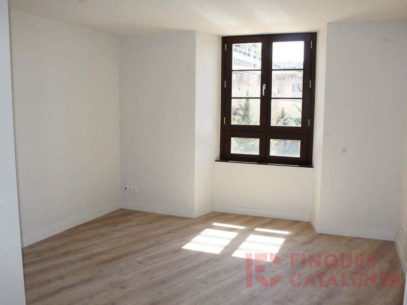 2 bedroom Flat for sale in Girona city with garage - € 467,250 (Ref: 9433535)