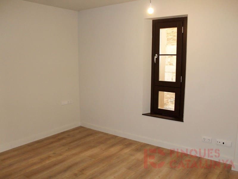 2 bedroom Flat for sale in Girona city with garage - € 467,250 (Ref: 9433535)
