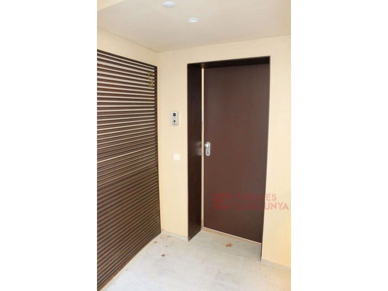 2 bedroom Flat for sale in Girona city with garage - € 467,250 (Ref: 9433535)