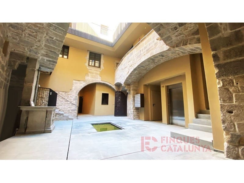 2 bedroom Flat for sale in Girona city with garage - € 467,250 (Ref: 9433535)