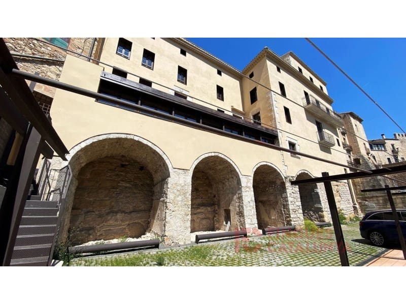 2 bedroom Flat for sale in Girona city with garage - € 467,250 (Ref: 9433535)