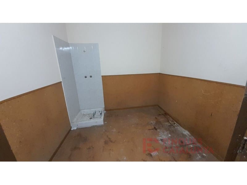 Kommersiell til salgs i Girona by med garasje - € 108 000 (Ref: 9433543)