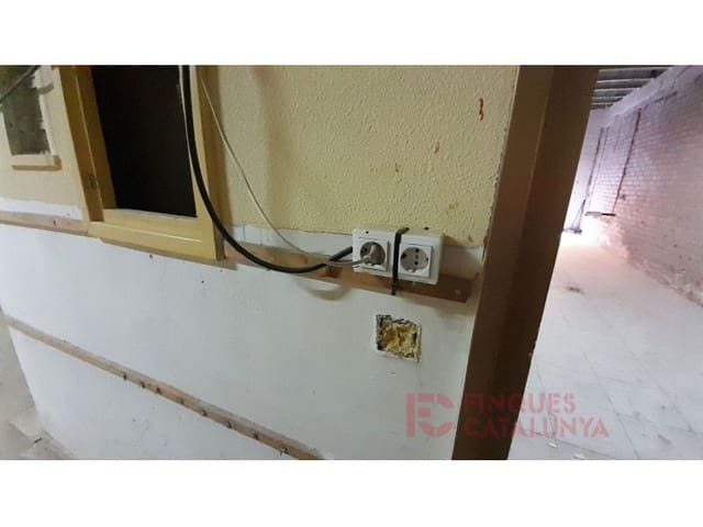 Kommersiell til salgs i Girona by med garasje - € 108 000 (Ref: 9433543)