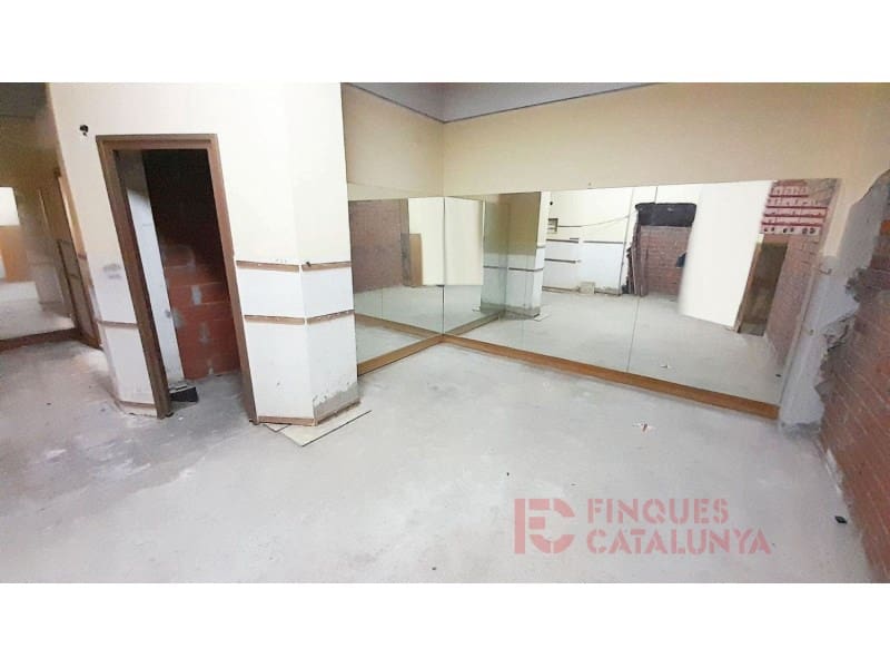 Kommersiell til salgs i Girona by med garasje - € 108 000 (Ref: 9433543)