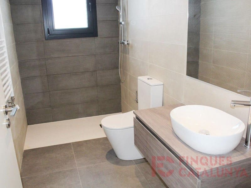 2 soveværelse Lejlighed til salg i Girona by med garage - € 380.000 (Ref: 9433557)