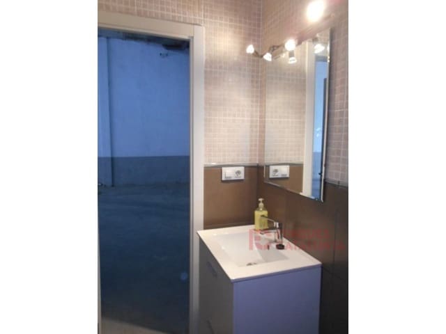 Kommersiell til salgs i Salt med garasje - € 138 000 (Ref: 9433559)