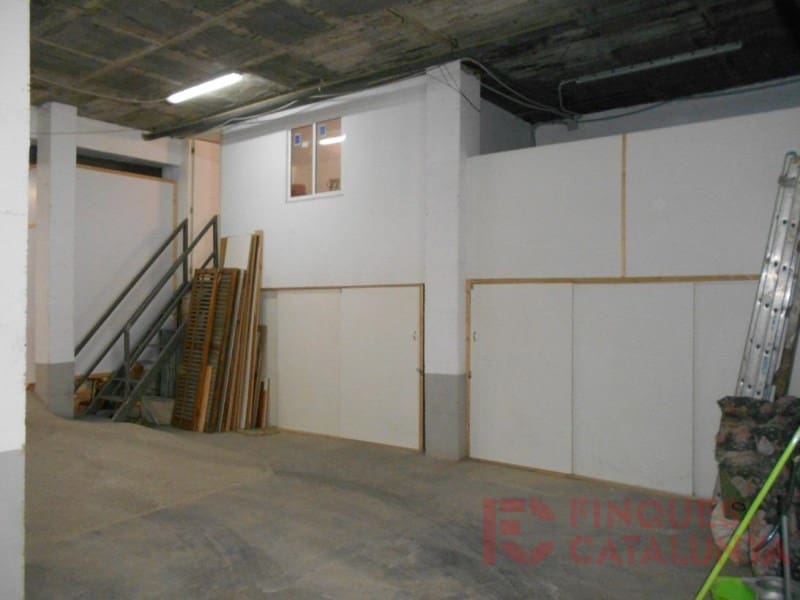 Commercieel te koop in Salt met garage - € 138.000 (Ref: 9433559)