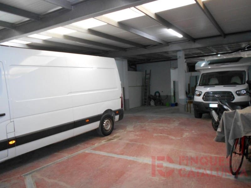 Commercieel te koop in Salt met garage - € 138.000 (Ref: 9433559)