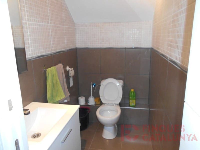 Commercieel te koop in Salt met garage - € 138.000 (Ref: 9433559)