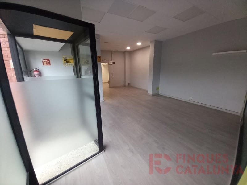 Commercial for sale in Girona city with garage - € 150,000 (Ref: 9433560)