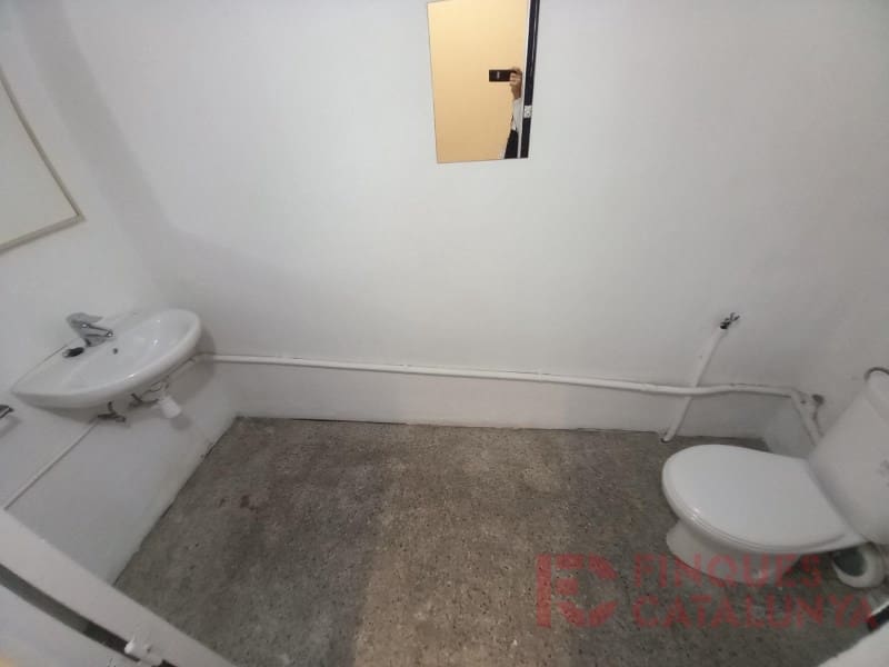 Commercial for sale in Girona city with garage - € 150,000 (Ref: 9433560)