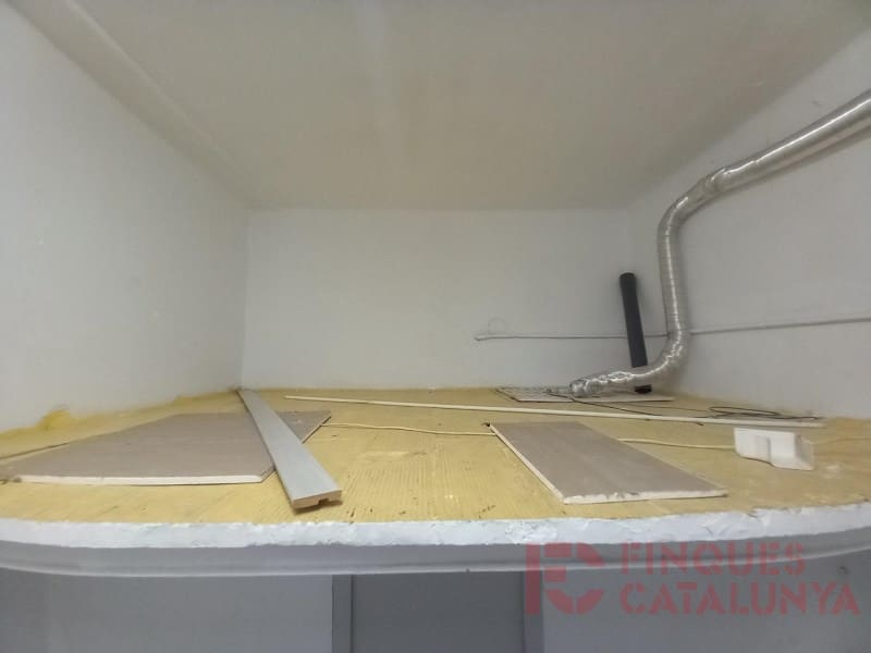 Commercial for sale in Girona city with garage - € 150,000 (Ref: 9433560)