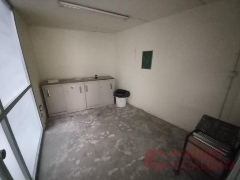 Commercial for sale in Girona city - € 85,000 (Ref: 9433562)