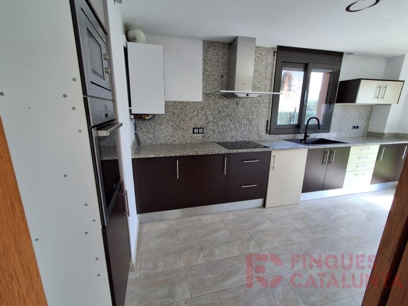 5 soverom Kjedet enebolig til salgs i Sant Julia del Llor i Bonmati med garasje - € 340 000 (Ref: 9433572)