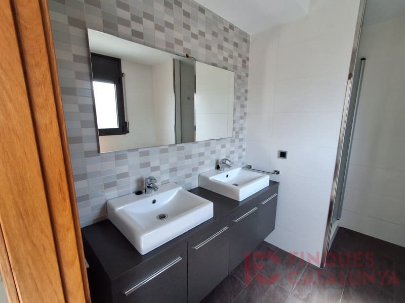 5 soverom Kjedet enebolig til salgs i Sant Julia del Llor i Bonmati med garasje - € 340 000 (Ref: 9433572)