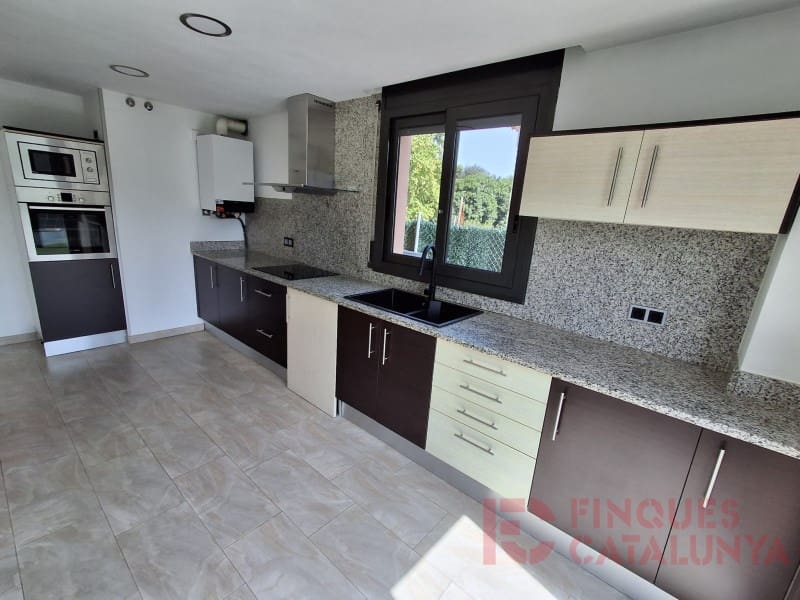 5 soverom Kjedet enebolig til salgs i Sant Julia del Llor i Bonmati med garasje - € 340 000 (Ref: 9433572)