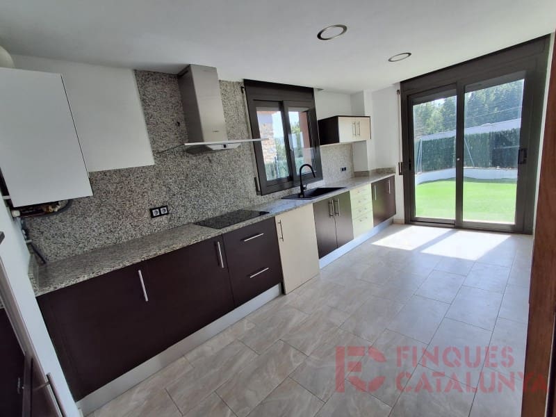 5 soverom Kjedet enebolig til salgs i Sant Julia del Llor i Bonmati med garasje - € 340 000 (Ref: 9433572)