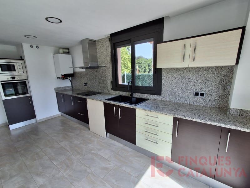 5 soverom Kjedet enebolig til salgs i Sant Julia del Llor i Bonmati med garasje - € 340 000 (Ref: 9433572)