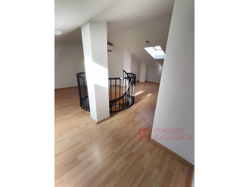 4 bedroom Flat for sale in Girona city with garage - € 400,000 (Ref: 9433576)