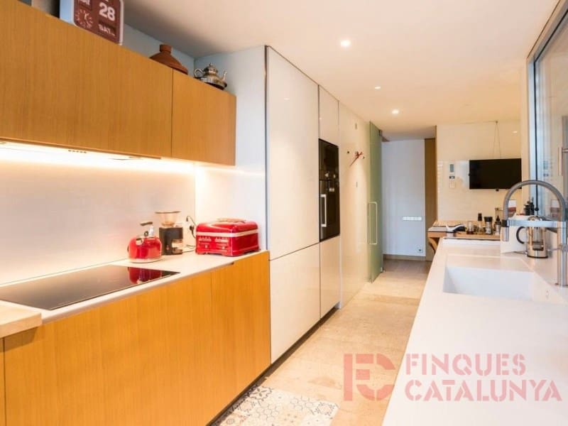 3 bedroom Penthouse for sale in Girona city with garage - € 995,000 (Ref: 9433578)