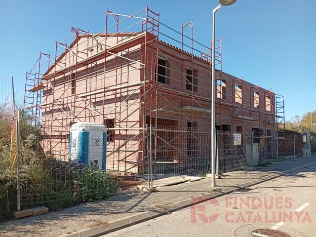 Rekkehus til salgs i Cassà de la Selva med garasje - € 385 000 (Ref: 9433593)