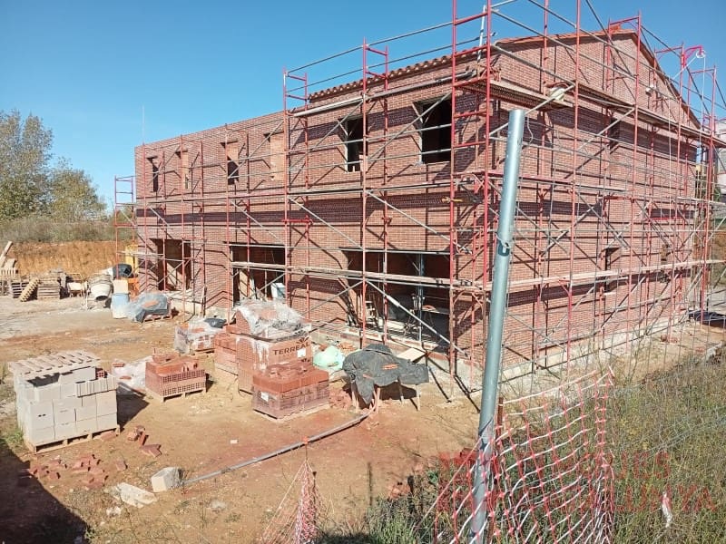 Rekkehus til salgs i Cassa de la Selva med garasje - € 385 000 (Ref: 9433593)