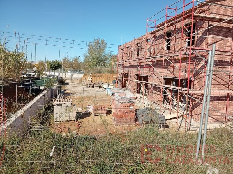 Rekkehus til salgs i Cassa de la Selva med garasje - € 385 000 (Ref: 9433593)