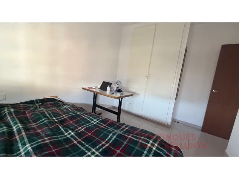 4 bedroom Flat for sale in Girona city - € 220,000 (Ref: 9491498)