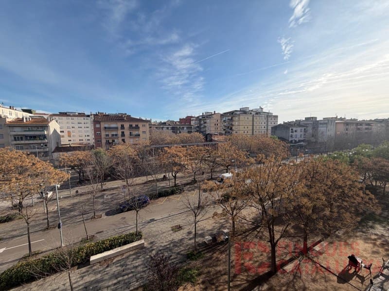 4 bedroom Flat for sale in Girona city - € 220,000 (Ref: 9491498)