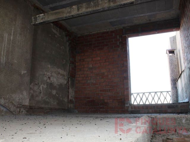 5 quarto Moradia para venda em Cassà de la Selva com garagem - 139 000 € (Ref: 9516249)