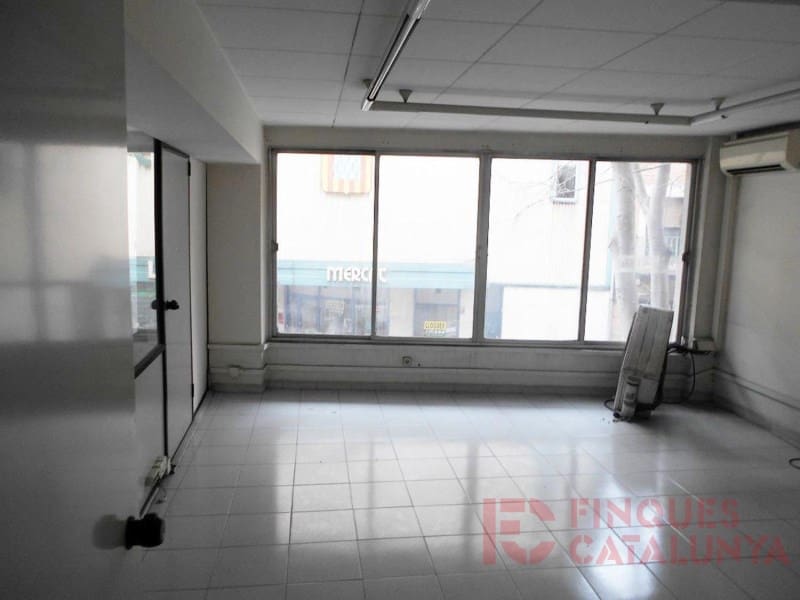 Kontor til salgs i Girona by med garasje - € 180 000 (Ref: 9516261)