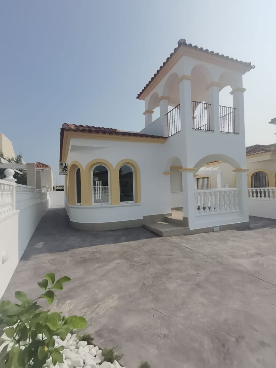 2 bedroom Villa for sale in Algorfa with garage - € 295,000 (Ref: 9243505)