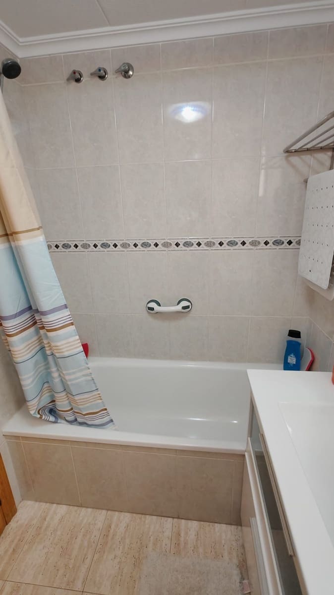 2 soverom Leilighet til leie i Torrevieja med svømmebasseng - € 900 (Ref: 9341601)